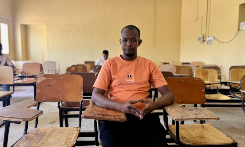 من عتمة البصر إلى ضوء الصحافة .. حكاية ياسين التي هزمت ظلام الإعاقة من عتمة البصر إلى ضوء الصحافة .. حكاية ياسين التي هزمت ظلام الإعاقة